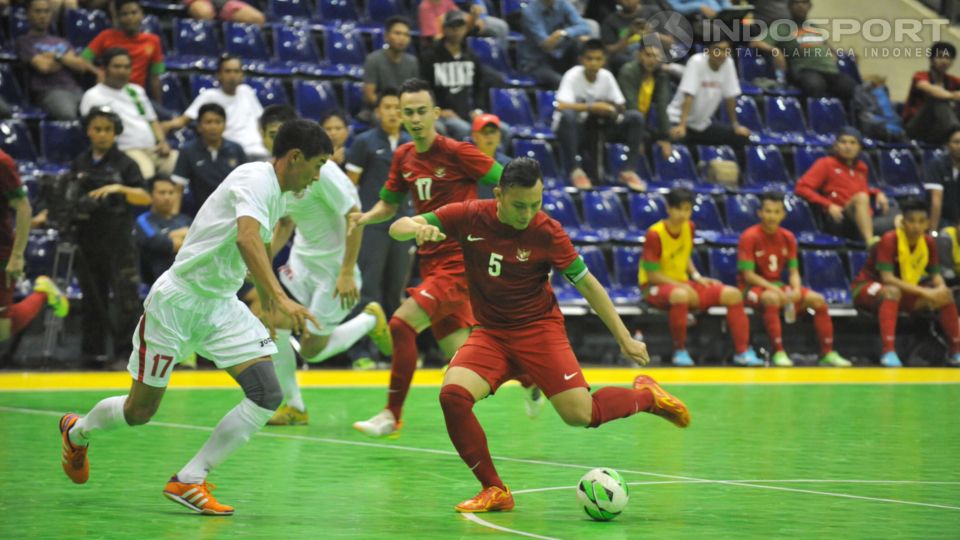 Pemain Indonesia (kanan) saat melawan Kyrgyzstan. Copyright: &copy; Ratno Prasetyo/INDOSPORT